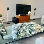 Luxe 2Br 2 Bath With Terrace, Secure Parking, 200M From Sydney Metro
