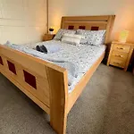 Luxe 2Br 2 Bath With Terrace, Secure Parking, 200M From Sydney Metro