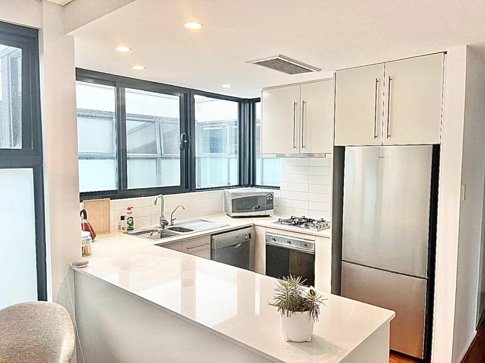 Luxe 2Br 2 Bath With Terrace, Secure Parking, 200M From Sydney Metro