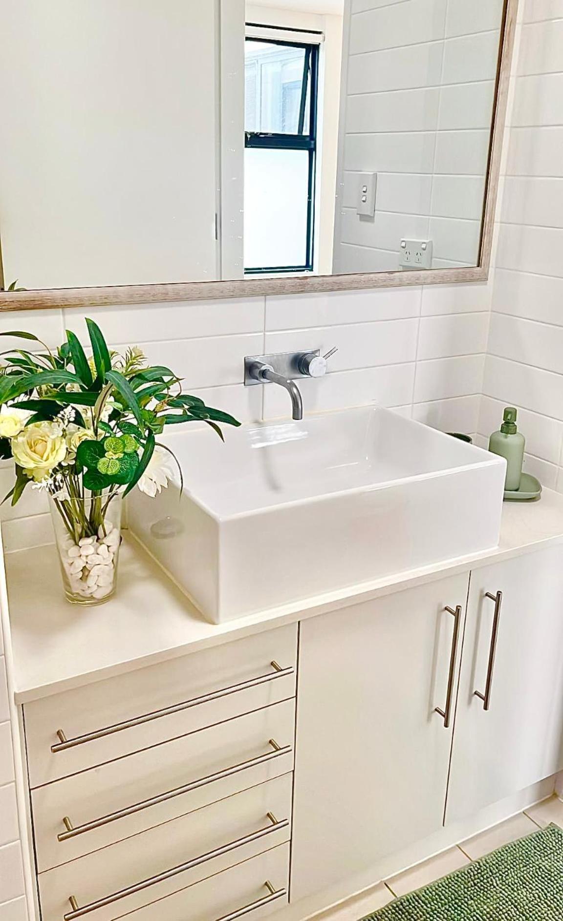 Luxe 2Br 2 Bath With Terrace, Secure Parking, 200M From Sydney Metro Apartment *