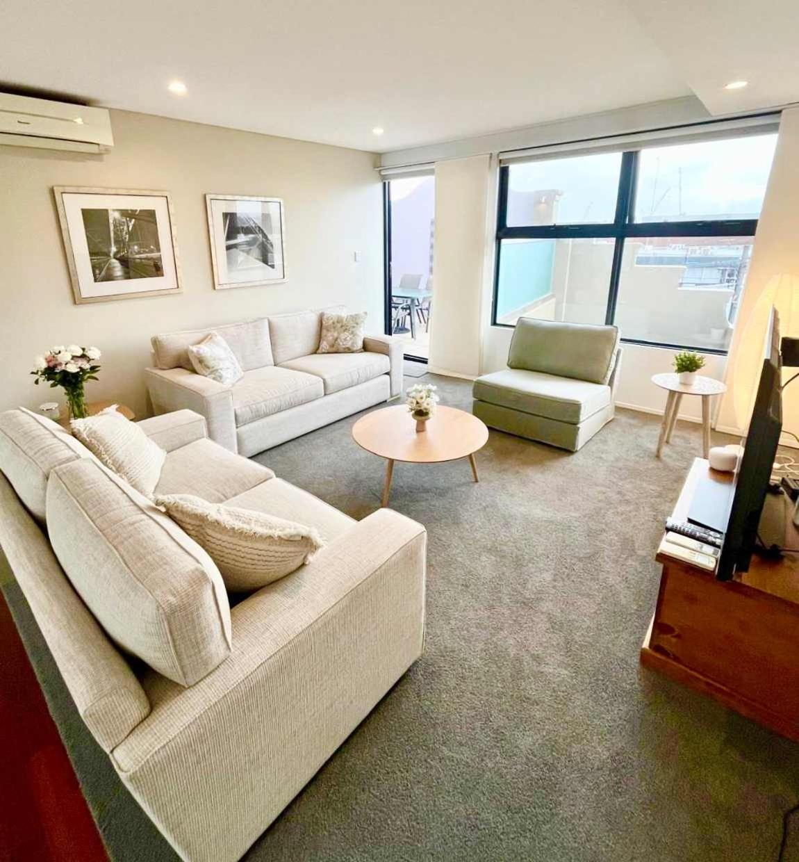 Luxe 2Br 2 Bath With Terrace, Secure Parking, 200M From Sydney Metro Apartment