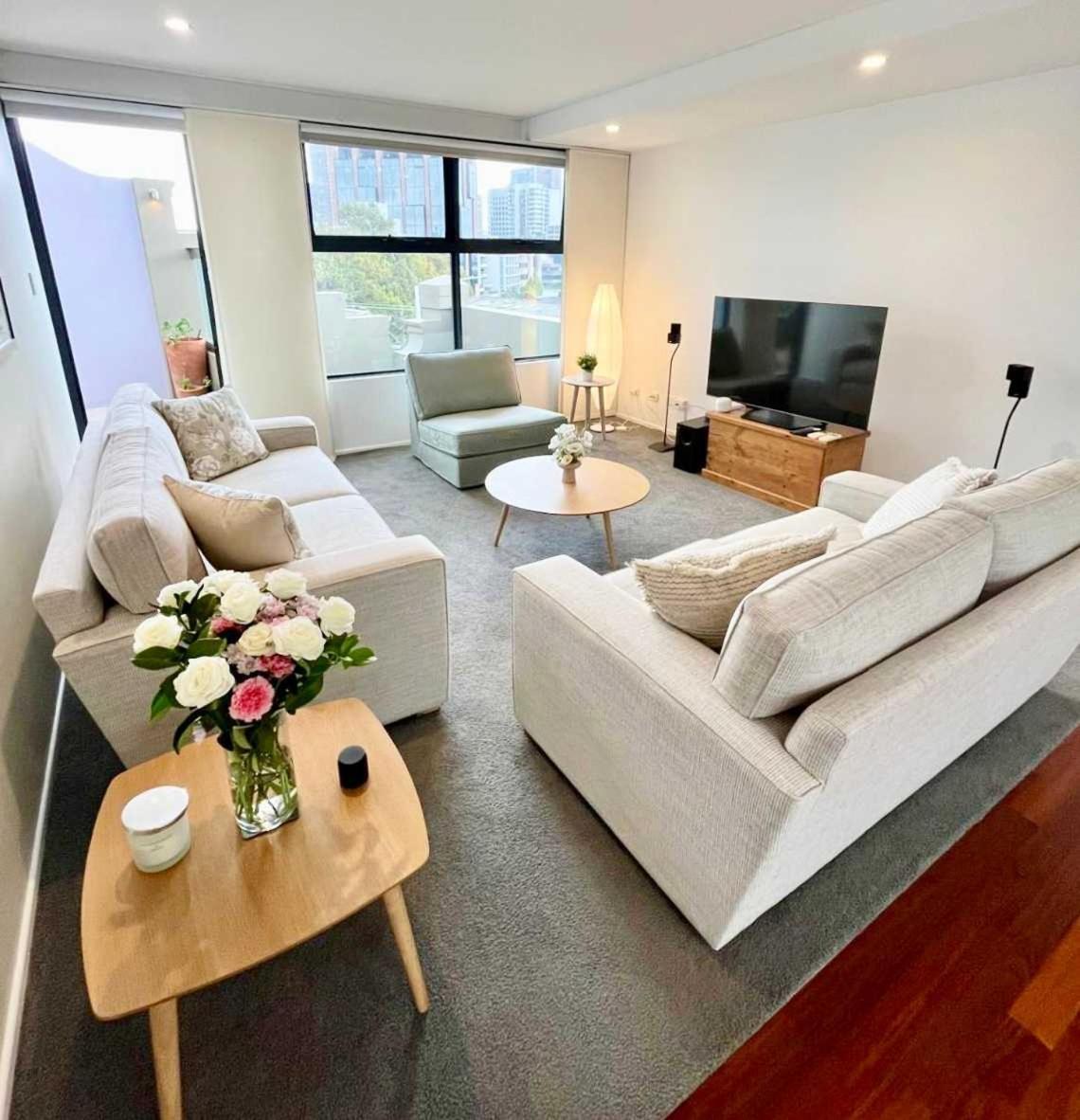 Luxe 2Br 2 Bath With Terrace, Secure Parking, 200M From Sydney Metro *