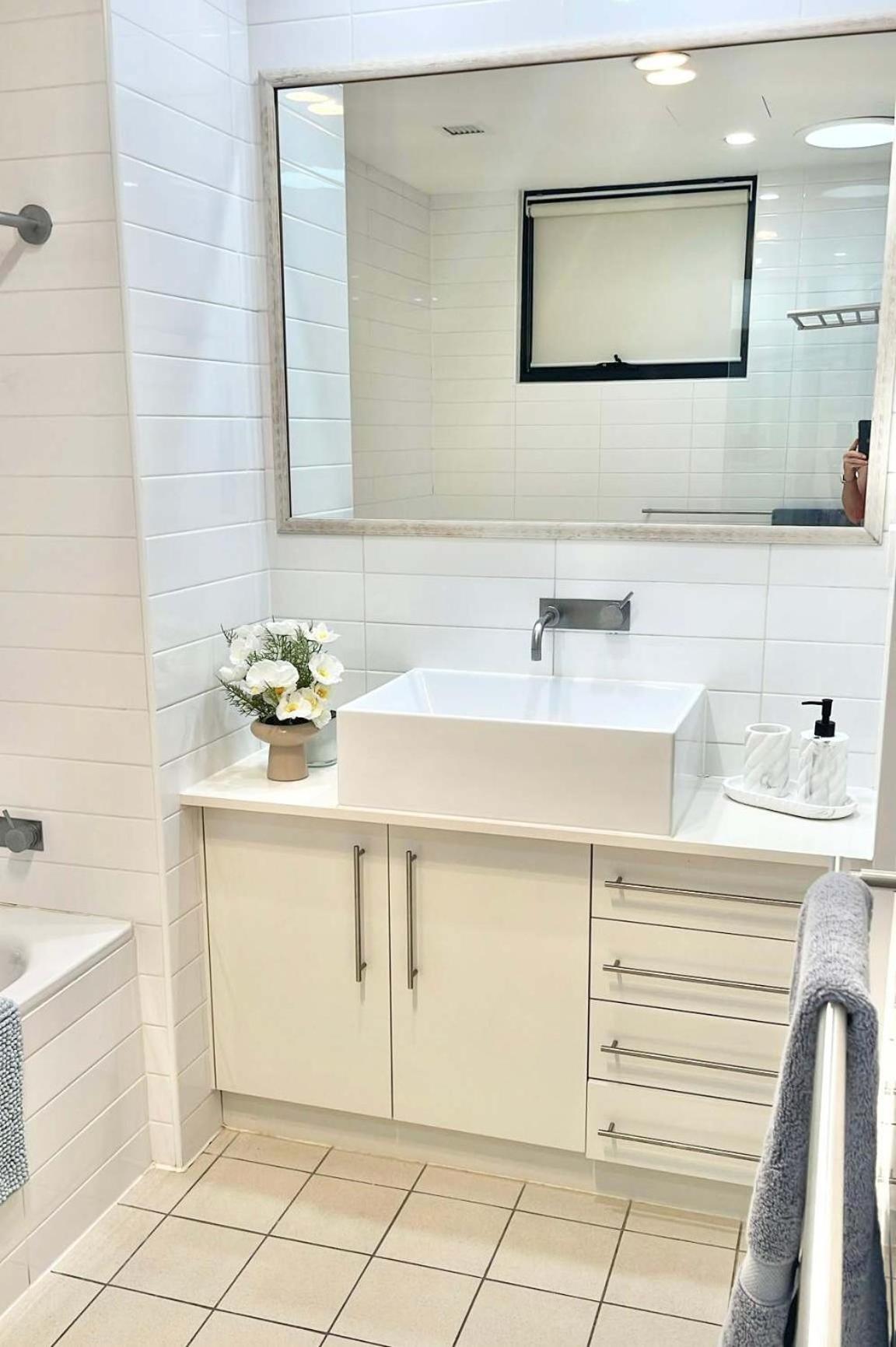 Luxe 2Br 2 Bath With Terrace, Secure Parking, 200M From Sydney Metro Sydney
