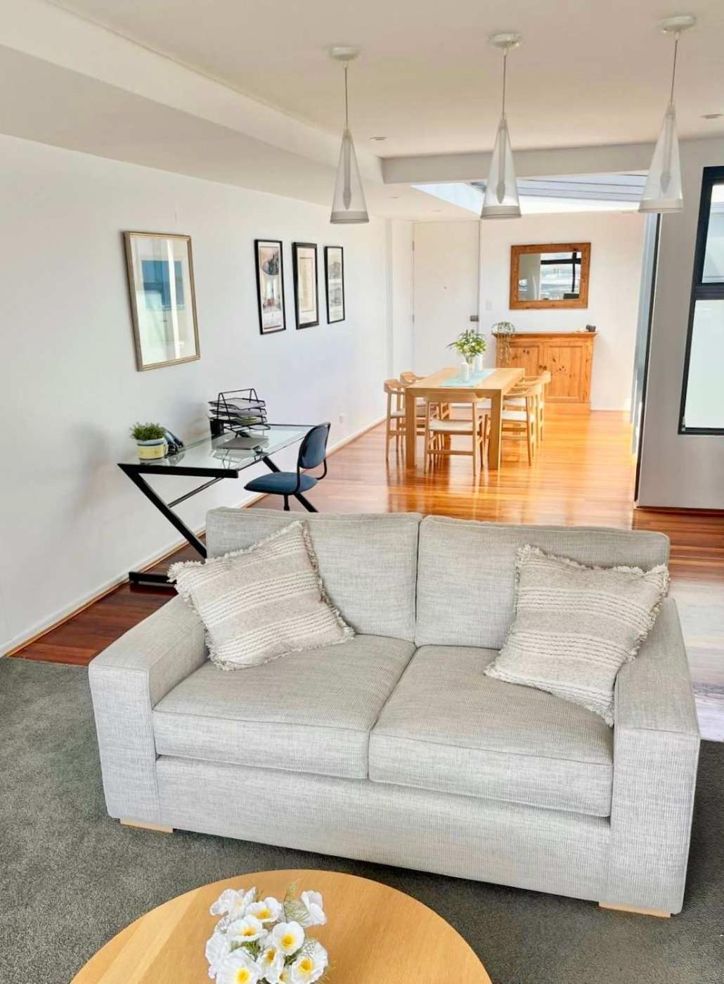 Luxe 2Br 2 Bath With Terrace, Secure Parking, 200M From Sydney Metro