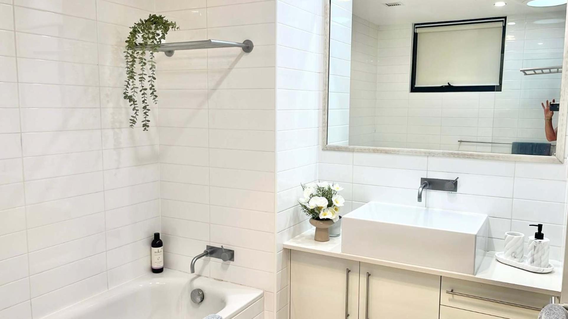 Luxe 2Br 2 Bath With Terrace, Secure Parking, 200M From Sydney Metro Apartment