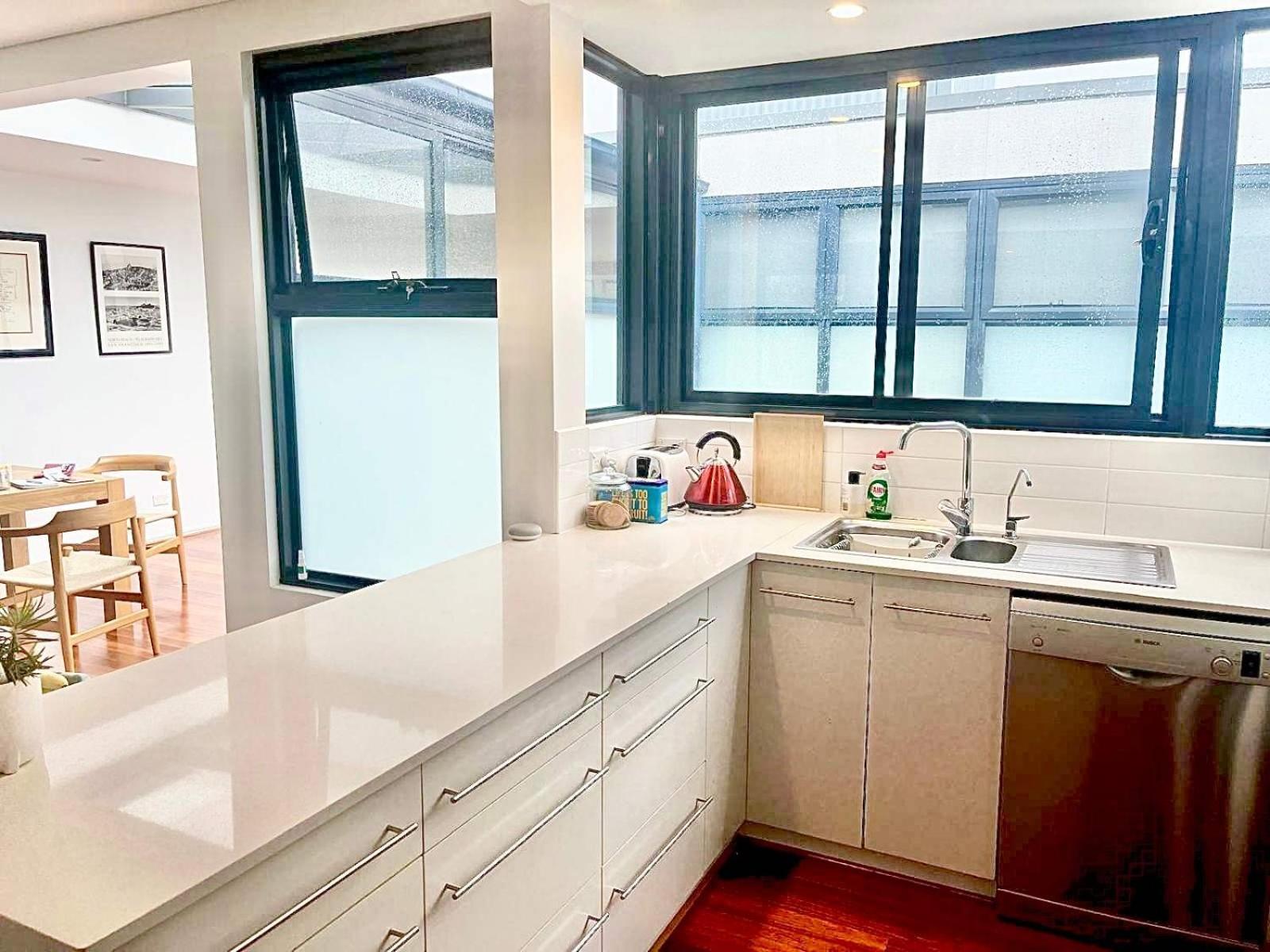 Luxe 2Br 2 Bath With Terrace, Secure Parking, 200M From Sydney Metro *