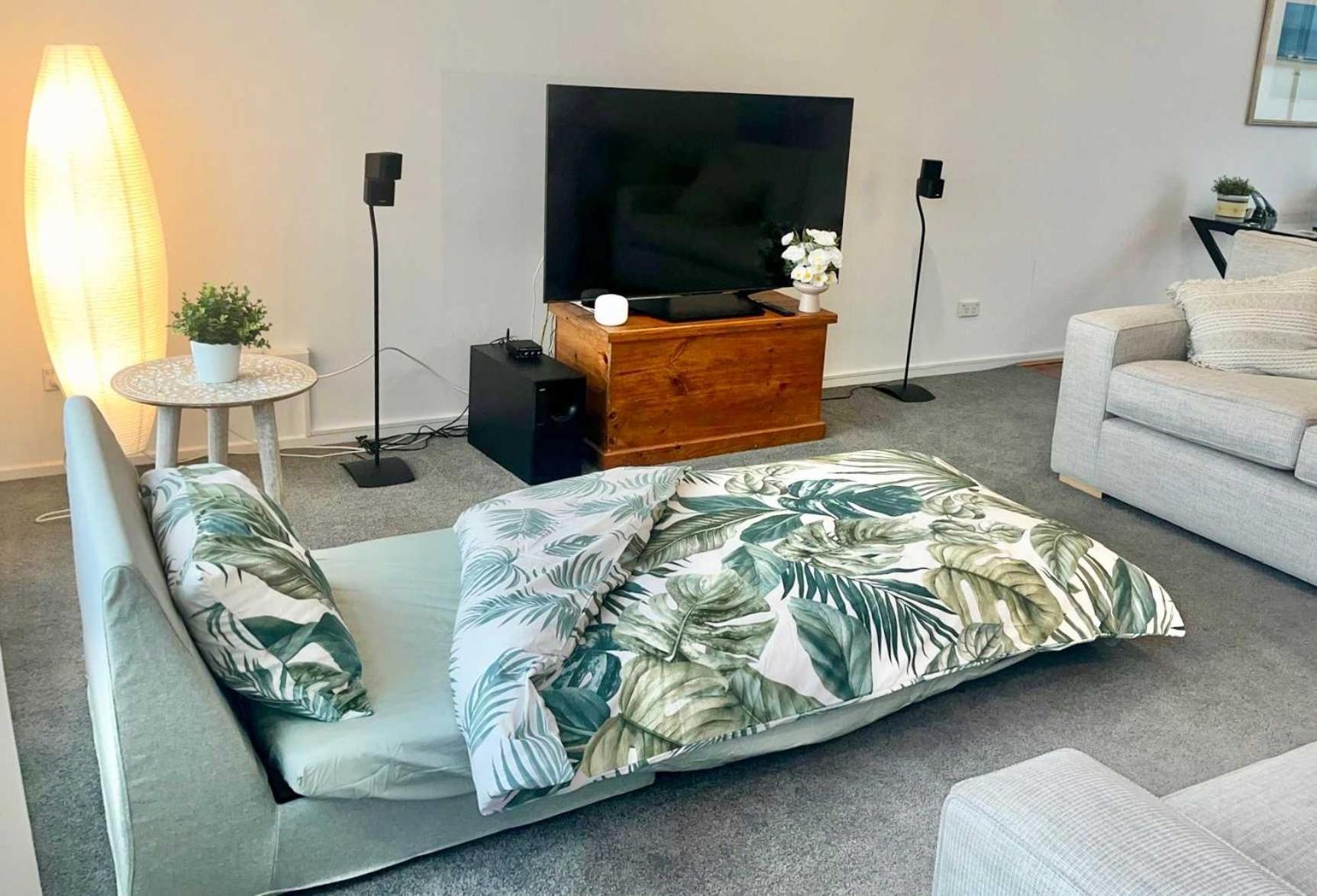 Luxe 2Br 2 Bath With Terrace, Secure Parking, 200M From Sydney Metro