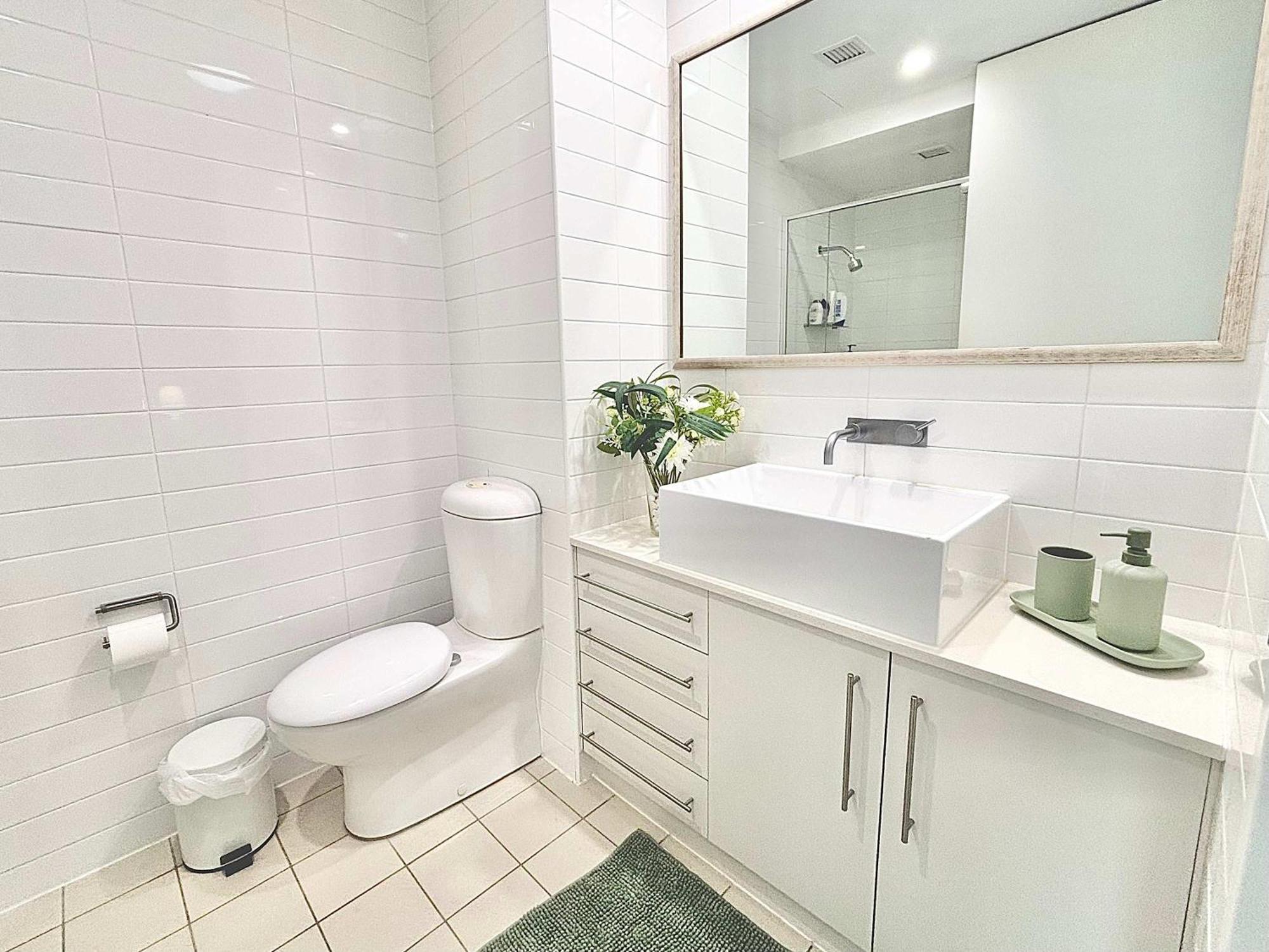 Luxe 2Br 2 Bath With Terrace, Secure Parking, 200M From Sydney Metro Apartment *