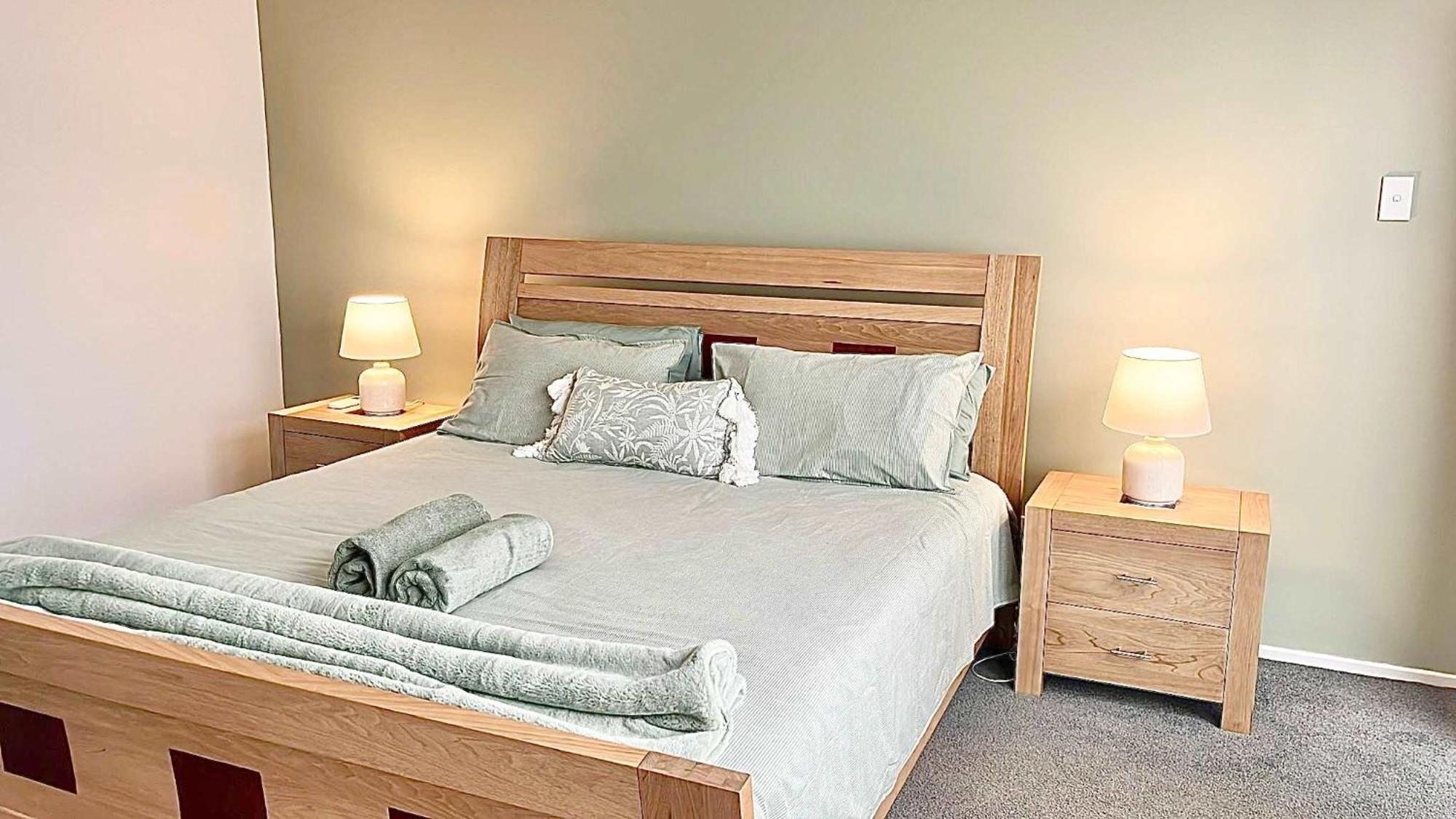 Luxe 2Br 2 Bath With Terrace, Secure Parking, 200M From Sydney Metro Apartment *