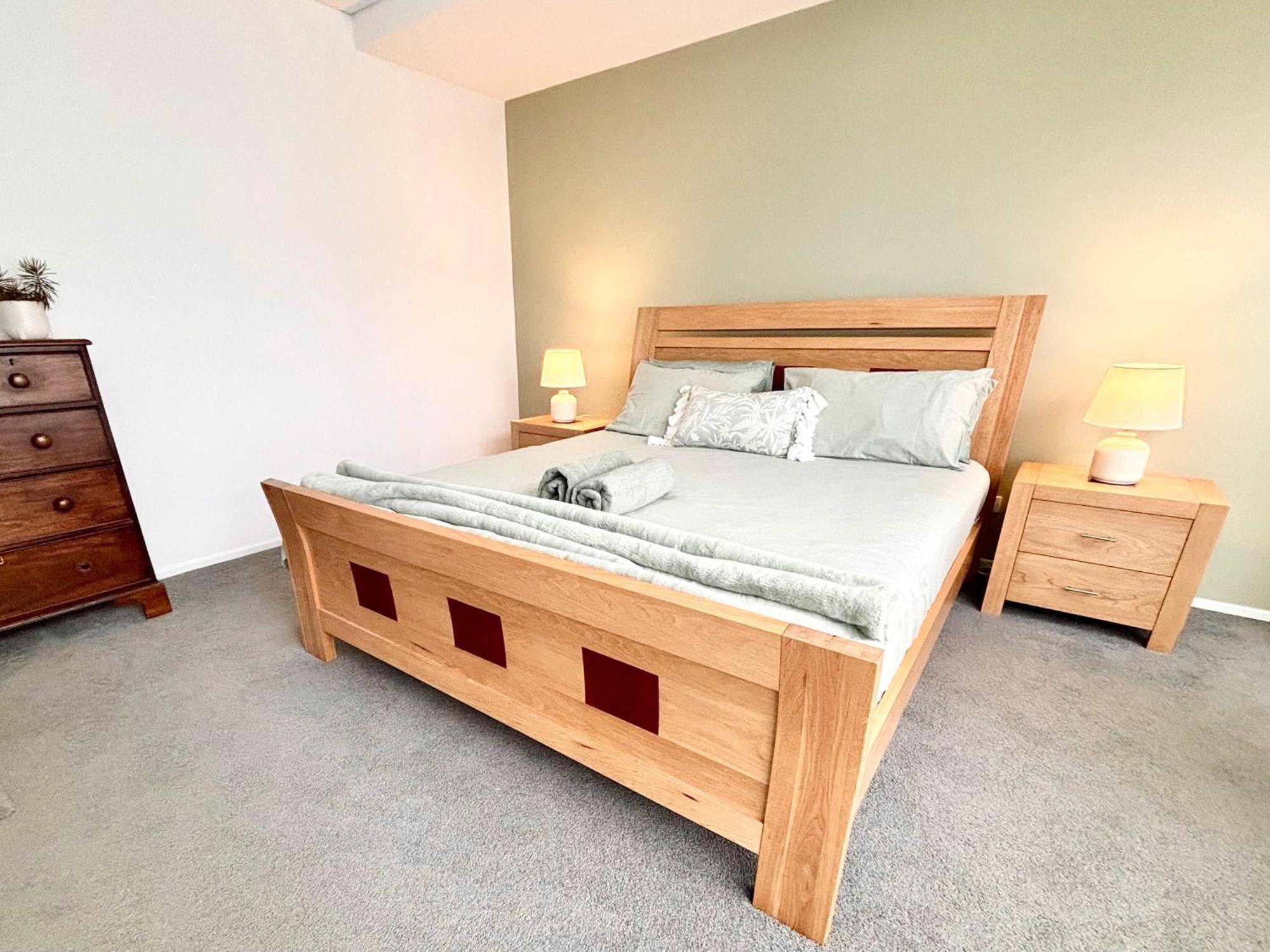 Luxe 2Br 2 Bath With Terrace, Secure Parking, 200M From Sydney Metro * Sydney
