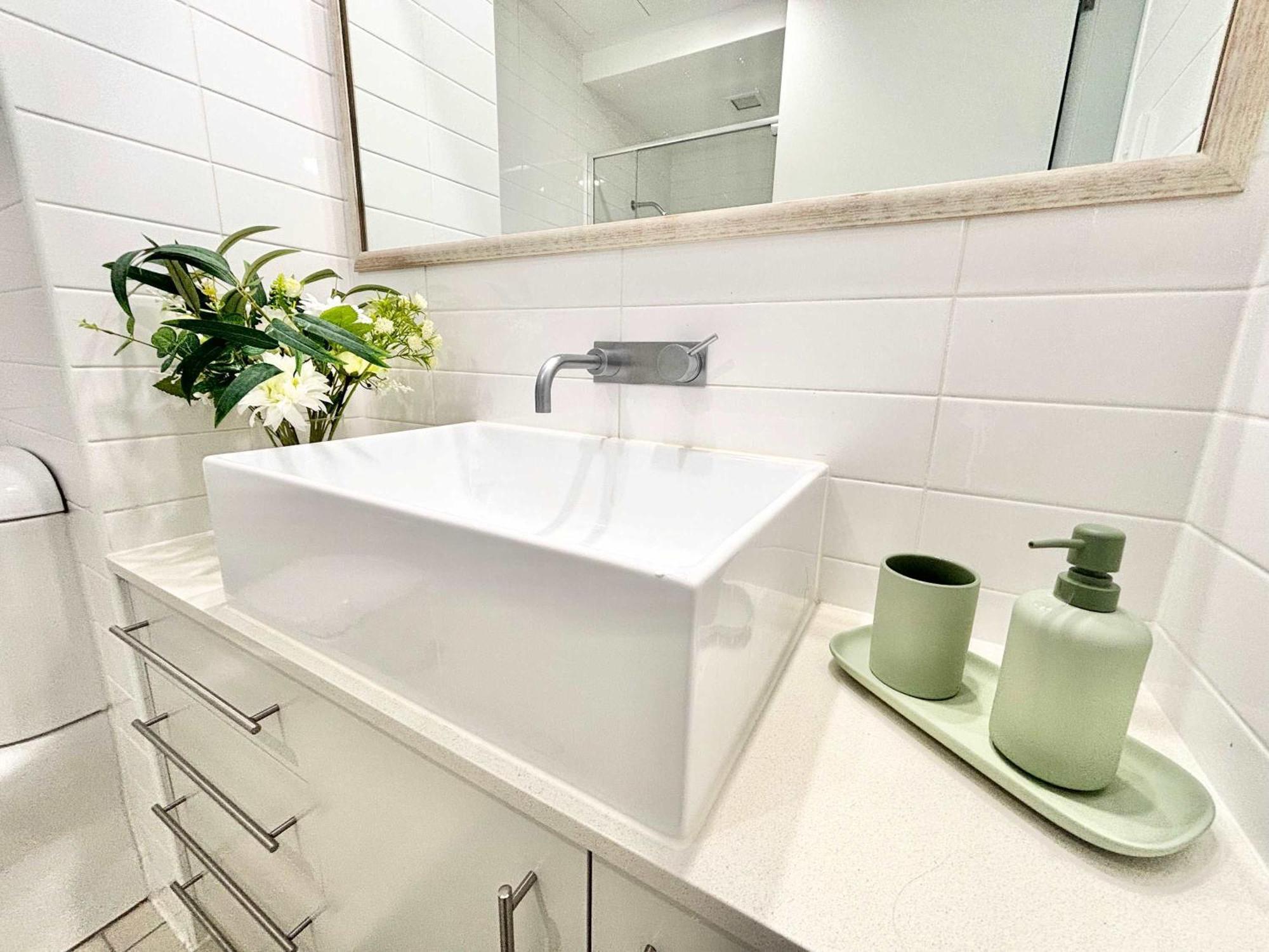 Luxe 2Br 2 Bath With Terrace, Secure Parking, 200M From Sydney Metro Apartment
